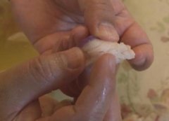 重庆男子买的猪肉里有线状物