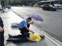 六旬老人为卧病妻子买水果  晕倒路边