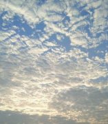 重庆天空晴空万里 白云似棉花糖
