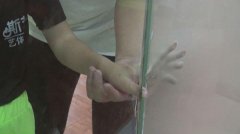 女童手指被卡玻璃门 消防官兵快速施救