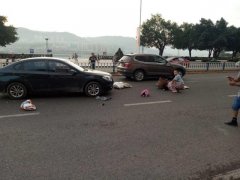 重庆一妇女横穿马路被撞飞