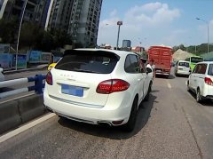 心急送货 货车司机违规变道“擦刮”保时捷