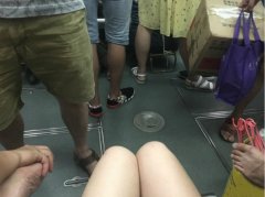 男子轻轨上玩脚  女乘客提醒被翻白眼