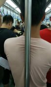 年轻男子轻轨上摆出这个姿势  乘客：软骨病