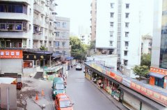 重庆商圈旁发现“世外桃源”，吃喝玩乐啥都有