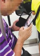 男子地铁偷录女性小腿  不知意欲何为