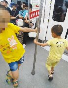 两小孩地铁上追逐打闹 女乘客差点被踩掉裙子
