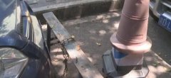 小区上演抢车位大战 车主用链锁锥形桩示“主权”