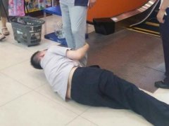 因为一个碎鸡蛋  保安躺在地上紧紧抱住顾客大腿