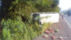 面包车高速路上爆胎  一车西瓜全“洗白”