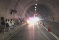 大客车高速路突发故障 36名乘客滞留车上很危险