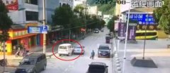 离奇！面包车擦挂后直接冲进路边门市