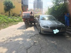 三轮车司机擦挂宝马主动报警 诚实驾驶员有好报