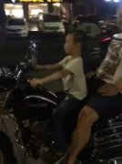 骑摩托的“帅气”小男孩被警察找到  结局不“帅气”