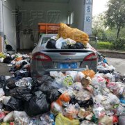 重庆一小车乱停遭垃圾掩埋