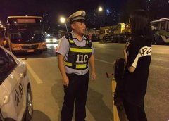 心真大！年轻女子一边玩手机一边在公路上溜滑板逆行