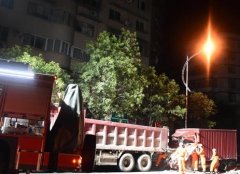 满载胶水撞上大家伙 厢式货车一男一女被困