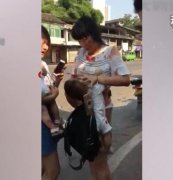 两辆三轮摩托相撞 车内一婴孩情况不容乐观