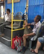 大爷公交车上“练劈叉”  不雅坐姿霸气外露