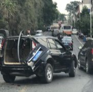重庆一路面两车相撞  长安车挡风玻璃被撞碎