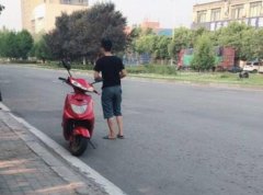 电动车司机公交车站拉客：你等公交太难等了
