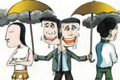 母亲因生活琐事扇了妻子一巴掌  小伙夹在中间很为难