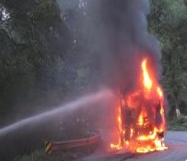重庆合川一运煤货车起火 蹿出的火焰达3米左右
