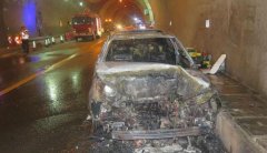 惊险！隧道变道追尾货车 被拖20米起火燃烧