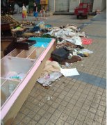 小区花园变垃圾场  臭气熏天很心烦