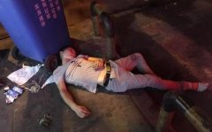 男子酒后夜躺垃圾桶   吓坏路人