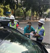 男子横穿马路还撒泼 一言不合上演全武行