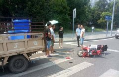 小摩托撞上大三轮 事故现场很温情