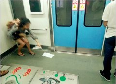 90后女孩蹲地清理车厢地面“呕吐物” 感动网友