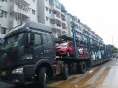 超长货车停在城区 过往市民觉得很稀奇