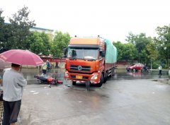 摩托车撞上大货车 都是车速过快惹的祸