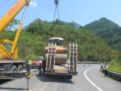 压路机“滚落”高速公路 吓坏过往车辆