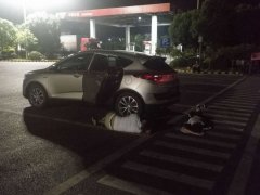 觉得车内太热  男子高速公路停车位上席地而睡