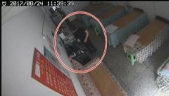 盲人按摩师正在吃饭 男子淡定当面偷手机