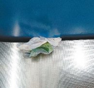 乘客扔垃圾“脑洞大开” 餐巾纸塞座椅缝隙