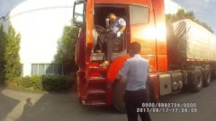 偷运64吨有毒易爆危险品 民警火速拦截大货车