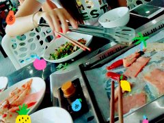 萌妹用烧烤拼表情包 逗趣又有食欲