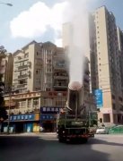 重庆现“炮车” 喷雾冲天造型独特