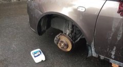 重庆一轿车因为乱停 被人恶意扎爆四胎