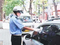 重庆一男子乱停车被开罚单 与交警讨价还价被拒