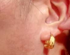 金耳环被劫  女子抛24瓶矿泉水砸中飞贼