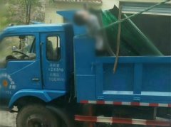 重庆男子下货时发生意外 被一吨玻璃压死
