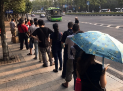 点赞！炎炎烈下市民文明排队出行