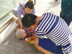老人意外摔倒鲜血直流 热心邻居协力紧急救援