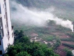 小区空地烧秸秆烟尘滚滚 楼上吸浓烟楼下遭烟灰