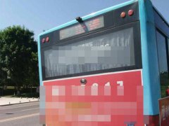 一女子带着俩孩子坐公交车 司机：娃儿都比你跑得快！